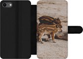 Bookcase Geschikt voor iPhone SE 2020 telefoonhoesje - Baby - Zwijnen - Wild - Met vakjes - Wallet case met magneetsluiting