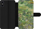 Bookcase Geschikt voor iPhone XS Max telefoonhoesje - Grasveld met bloemen en vlinders - Vincent van Gogh - Met vakjes - Wallet case met magneetsluiting