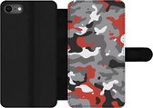 Bookcase Geschikt voor iPhone SE 2020 telefoonhoesje - Camouflage patroon met rode accenten - Met vakjes - Wallet case met magneetsluiting - Verjaardag cadeau tiener