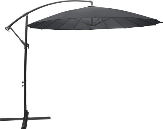 Antracietkleurige zweefparasol met gebogen paal en kruisvoet.