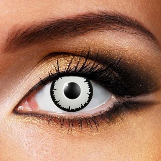 Close-up van een oog met witte 'White Lestat' kleurlens en gouden oogschaduw.