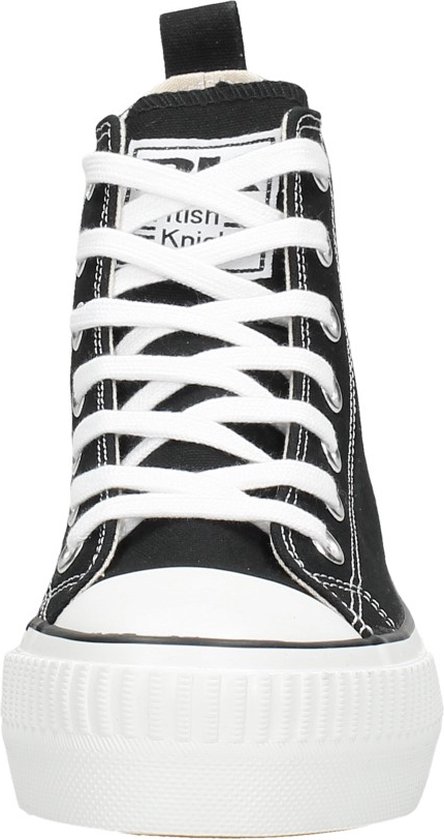 Vooraanzicht van zwarte hoge sneakers met witte veters en plateauzool.