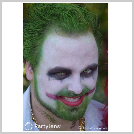 Man met groene "Green Manson" contactlenzen, joker make-up en groen haar.