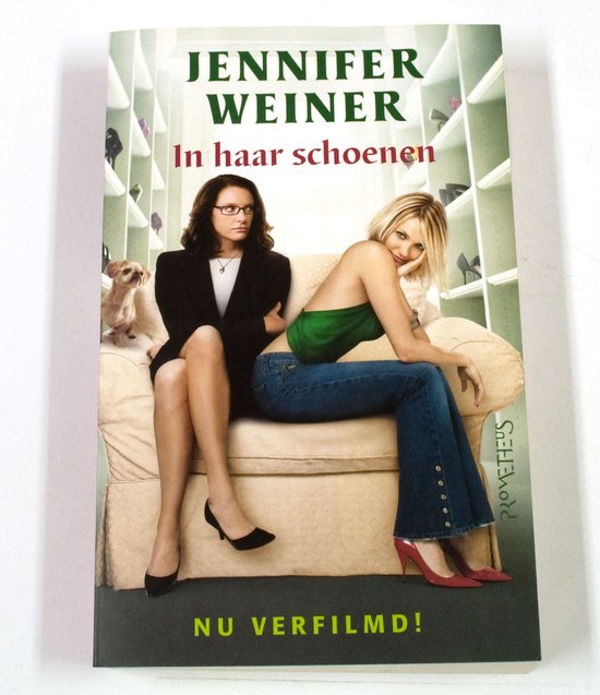 Boek 'In haar schoenen' van Jennifer Weiner met op de cover twee vrouwen op een bankje. Nu verfilmd!