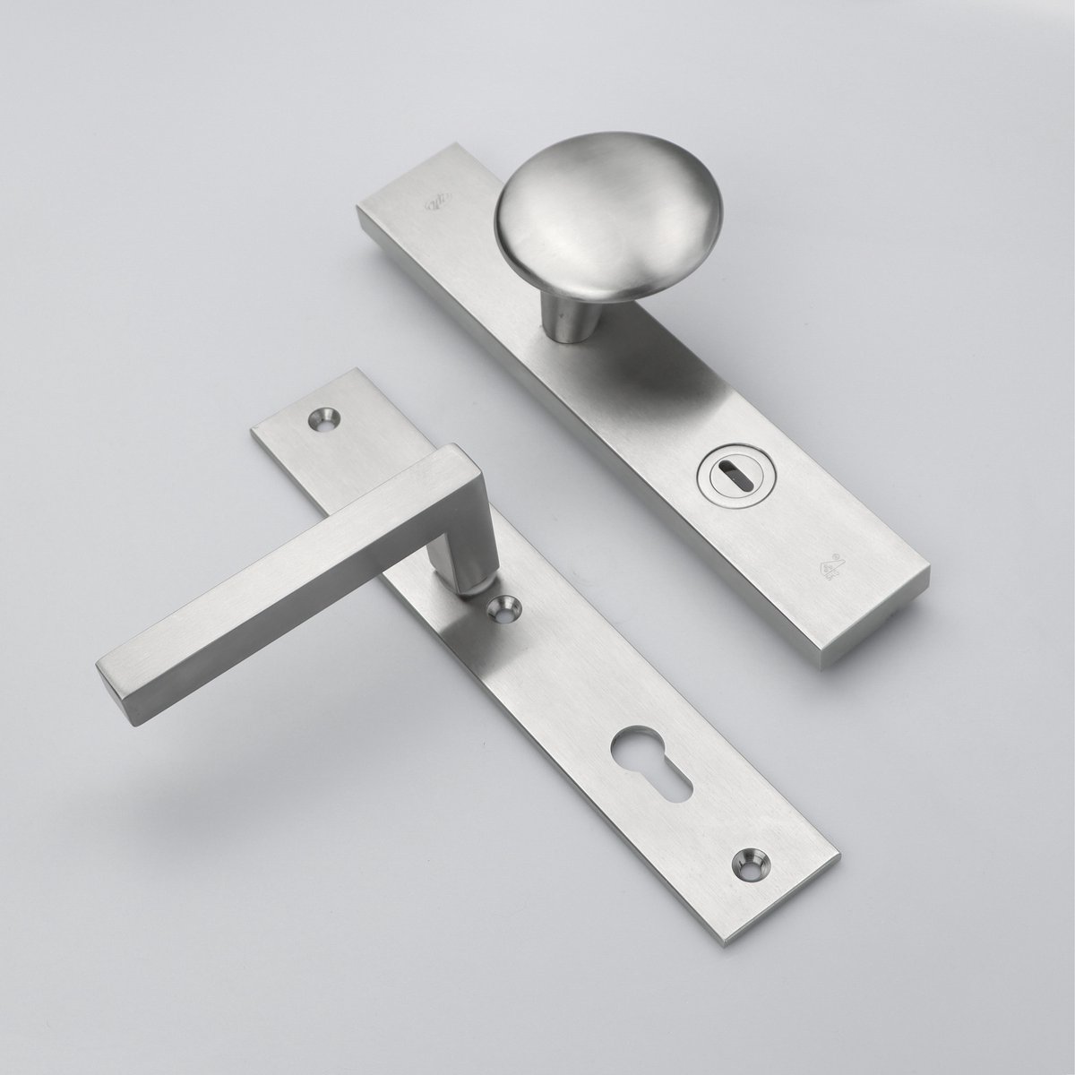 MASSIEF RVS Tzunali Deurbeslag. Model TAMEGA SKG*** BREED T=15/5 VKTB (kerntrek) PC92 BUITEN KNOP GUARDA; BINNEN KRUK PAVIA