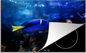KitchenYeah® Inductie beschermer 80x52 cm - Blauwe vis in aquarium - Kookplaataccessoires - Afdekplaat voor kookplaat - Inductiebeschermer - Inductiemat - Inductieplaat mat