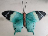 Grote vlinder in metaal met ophanglus, turquoise met zwarte stippen en punten handgeschilderd voor op je balkon of terras