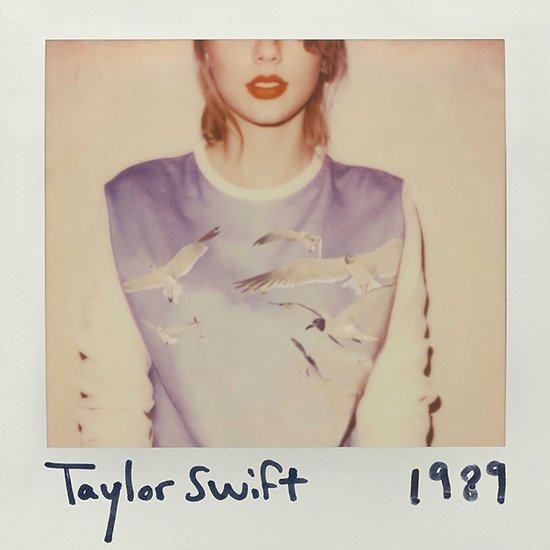 Polaroid van Taylor Swift met trui met zeemeeuwenprint. Tekst Taylor Swift 1989.