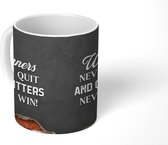 Mok - Koffiemok - Winners never quit, and quitters never win! - Quotes - Spreuken - Mokken - 350 ML - Beker - Koffiemokken - Theemok - Mok met tekst