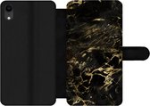 Bookcase Geschikt voor iPhone XR telefoonhoesje - Zwart - Goud - Verf - Met vakjes - Wallet case met magneetsluiting