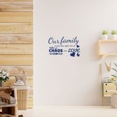 Stickerheld - Muursticker "Our family is just the right mix of chaos and love" Quote - Woonkamer - inspirerend - Engelse Teksten - Mat Donkerblauw - 41.3x64.5cm