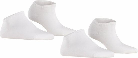 Vier witte enkelsokken, twee op de voorgrond, twee op de achtergrond.
