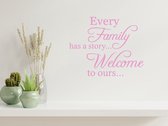 Stickerheld - Muursticker "Every family has a story... Welcome to ours..." Quote - Woonkamer - inspirerend - Engelse Teksten - Mat Babyroze - 55x69.1cm