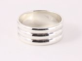 Hoogglans zilveren ring met ribbels - maat 21.5
