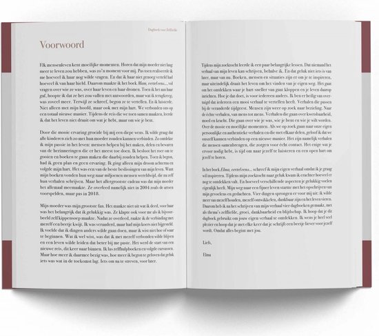 Open dagboek met tekst. De linkerpagina bevat de titel 'Voorwoord' en bordeauxrode tekst. De rechterpagina heeft een perzikroze achtergrond met bordeauxrode tekst.