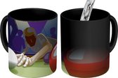 Magische Mok - Foto op Warmte Mok - een persoon die stoot bij het biljarten - 350 ML - Uitdeelcadeautjes