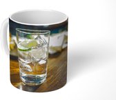 Mok - Een gin tonic glas op een houten bar - 350 ML - Beker - Uitdeelcadeautjes