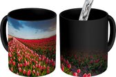 Magische Mok - Foto op Warmte Mokken - Koffiemok - Kleurrijke tulpen in Nederlands landschap - Magic Mok - Beker - 350 ML - Theemok