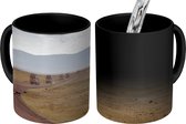 Magische Mok - Foto op Warmte Mok - Safari voertuigen die door de Ngorongoro krater rijden in Tanzania - 350 ML - Uitdeelcadeautjes