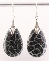 Zilveren oorbellen met zwarte fossiel koraal