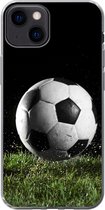 Geschikt voor iPhone 13 hoesje - Voetbal in het gras - Siliconen Telefoonhoesje