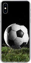 Geschikt voor iPhone Xs hoesje - Voetbal in het gras - Siliconen Telefoonhoesje