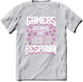 Gamers don't die T-shirt | Roze | Gaming kleding | Grappig game verjaardag cadeau shirt Heren – Dames – Unisex | - Licht Grijs - Gemaleerd - XXL