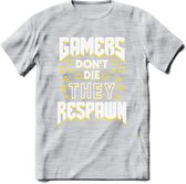 Gamers don't die T-shirt | Geel | Gaming kleding | Grappig game verjaardag cadeau shirt Heren – Dames – Unisex | - Licht Grijs - Gemaleerd - M