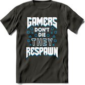 Gamers don't die T-shirt | Blauw | Gaming kleding | Grappig game verjaardag cadeau shirt Heren – Dames – Unisex | - Donker Grijs - 3XL