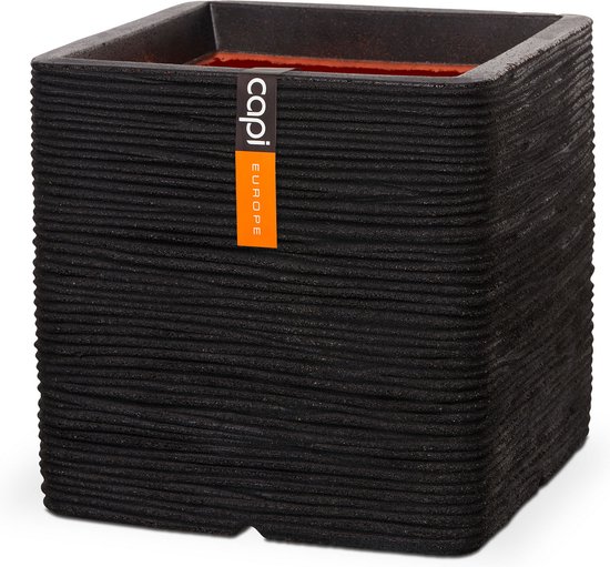 Zwarte vierkante bloempot met ribbelpatroon en oranje binnenzijde. Met Capi Europe en CO2 neutrale product labels.