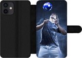 Bookcase Geschikt voor iPhone 12 telefoonhoesje - Hooghoudende voetballer - Met vakjes - Wallet case met magneetsluiting