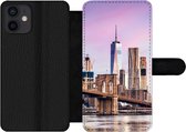 Bookcase Geschikt voor iPhone 12 telefoonhoesje - Brooklyn Brug en de skyline van New York - Met vakjes - Wallet case met magneetsluiting