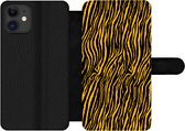 Bookcase Geschikt voor iPhone 12 Pro telefoonhoesje - Tijgerprint - Zwart - Oranje - Met vakjes - Wallet case met magneetsluiting