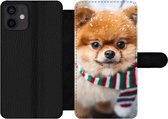 Bookcase Geschikt voor iPhone 12 telefoonhoesje - Hond - Sjaal - Sneeuw - Met vakjes - Wallet case met magneetsluiting