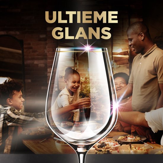 Een wijnglas met een feestende familie erin gereflecteerd. Tekst "Ultieme glans".