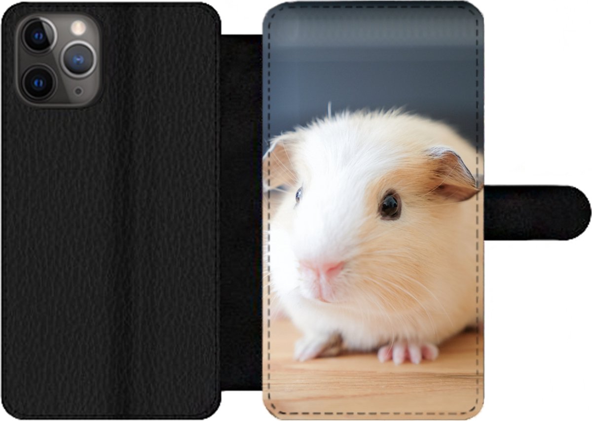 Telefoonhoesje Geschikt voor iPhone 11 Pro telefoonhoesje - Schattige baby cavia - Met vakjes - Wallet case met magneetsluiting