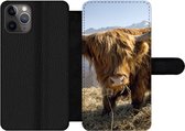 Bookcase Geschikt voor iPhone 11 Pro telefoonhoesje - Schotse Hooglander - Berg - Sneeuw - Met vakjes - Wallet case met magneetsluiting