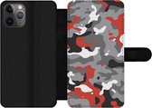 Bookcase Geschikt voor iPhone 11 Pro Max telefoonhoesje - Camouflage patroon met rode accenten - Met vakjes - Wallet case met magneetsluiting - Verjaardag cadeau tiener