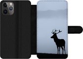 Telefoonhoesje Geschikt voor iPhone 11 Pro Max telefoonhoesje - Hert - Mist - Silhouet - Met vakjes - Wallet case met magneetsluiting