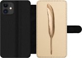 Bookcase Geschikt voor iPhone 11 telefoonhoesje - Goud geverfde veer op een gouden achtergrond - Met vakjes - Wallet case met magneetsluiting