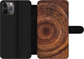 Bookcase Geschikt voor iPhone 11 Pro Max telefoonhoesje - Cirkel - Hout - Ringen - Met vakjes - Wallet case met magneetsluiting