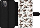 Bookcase Geschikt voor iPhone 11 Pro Max telefoonhoesje - Koe - Schotse hooglander - Dieren - Met vakjes - Wallet case met magneetsluiting