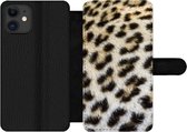 Bookcase Geschikt voor iPhone 11 telefoonhoesje - Close-up vacht luipaard - Met vakjes - Wallet case met magneetsluiting