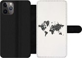 Bookcase Geschikt voor iPhone 11 Pro telefoonhoesje - Wereldkaart - Cijfers - Zwart - Met vakjes - Wallet case met magneetsluiting