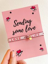 Wenskaart met sieraad - Sending some love kaartje - Verstelbaar armbandje roze Love life muntje goud - Verkleurt niet - In cadeauverpakking - Snel in huis