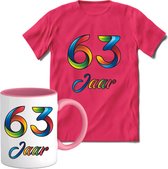63 Jaar Vrolijke Verjaadag T-shirt met mok giftset Roze | Verjaardag cadeau pakket set | Grappig feest shirt Heren – Dames – Unisex kleding | Koffie en thee mok | Maat XXL