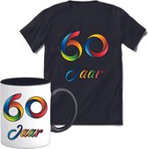 60 Jaar Vrolijke Verjaadag T-shirt met mok giftset Zwart | Verjaardag cadeau pakket set | Grappig feest shirt Heren – Dames – Unisex kleding | Koffie en thee mok | Maat M