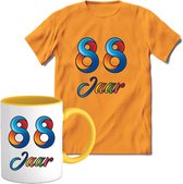 88 Jaar Vrolijke Verjaadag T-shirt met mok giftset Geel | Verjaardag cadeau pakket set | Grappig feest shirt Heren – Dames – Unisex kleding | Koffie en thee mok | Maat M