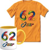 62 Jaar Vrolijke Verjaadag T-shirt met mok giftset Geel | Verjaardag cadeau pakket set | Grappig feest shirt Heren – Dames – Unisex kleding | Koffie en thee mok | Maat L