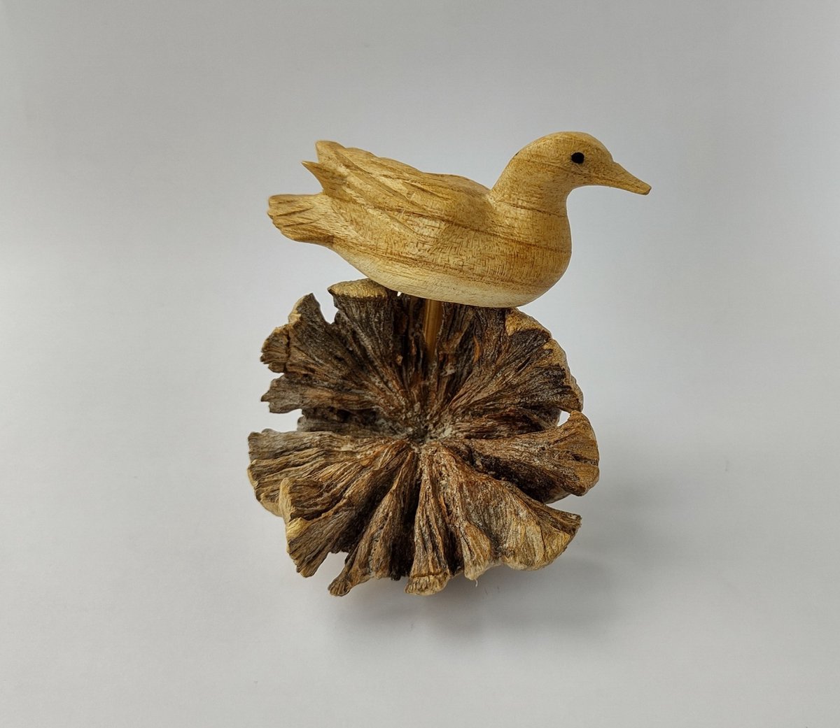 Handgesneden duurzame houten eend op hout roos